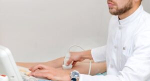 Clínica Angioskope 3 O Laser Endovenoso (EVLT) representa uma das maiores evoluções no tratamento das varizes associadas à insuficiência da veia safena. Por ser minimamente invasivo, seguro e realizado com orientação ultrassonográfica, o procedimento oferece recuperação mais rápida, menor desconforto pós-operatório e excelentes resultados clínicos e estéticos.