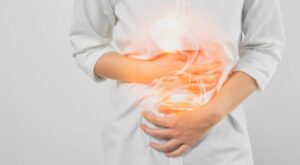 O câncer de estômago continua sendo uma doença relevante em todo o mundo, especialmente porque seus sintomas iniciais costumam ser discretos ou confundidos com problemas digestivos comuns. Conhecer os fatores de risco, realizar acompanhamento médico quando necessário e valorizar sintomas persistentes são atitudes que podem contribuir para um diagnóstico mais precoce.